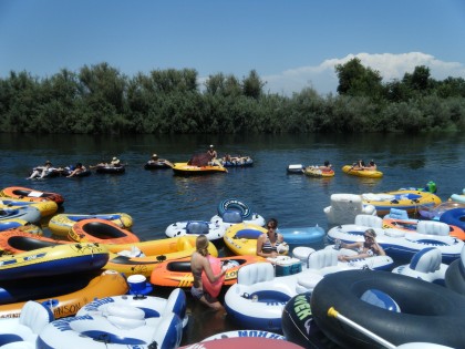 Kellys Beach: Kings River tube float